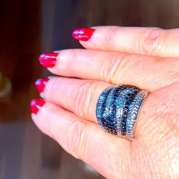 Silver tone with black crystal stones - Picture 4 of 9